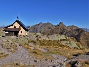 53 Il bel Rif. Benigni (2222 m) con vista sui monti Valletto e Ponteranica